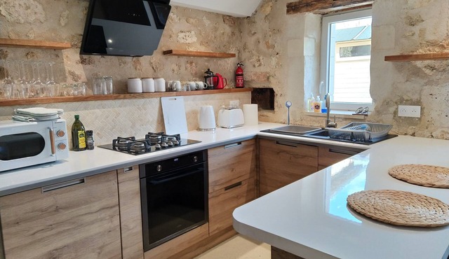 Cosy cottage with south facing courtyard garden and a/c