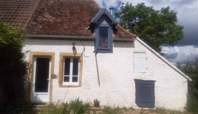 Cosy Country Cottage nclose to Le Pal theme park.