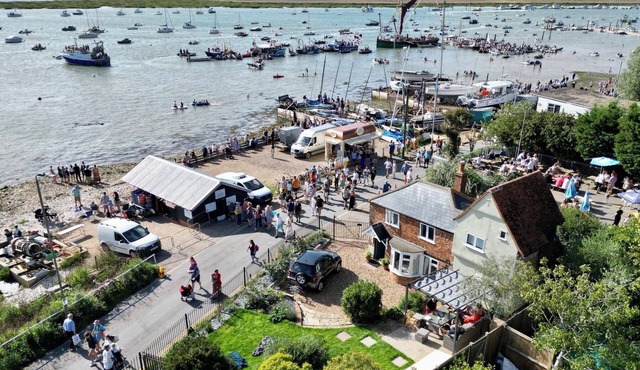 Cosy Coastal 2-Bedroom Cottage with Hot Tub & Log Burner