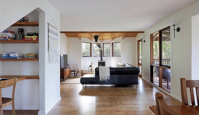 Cosy Coastal Cabin Getaway- Lakefront-Dog Friendly