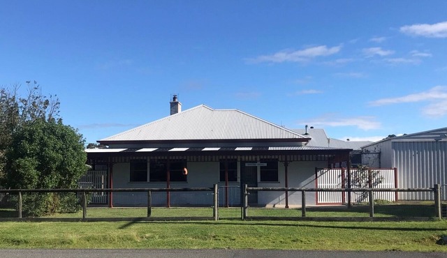 Cosy coastal cottage with all the comforts of home