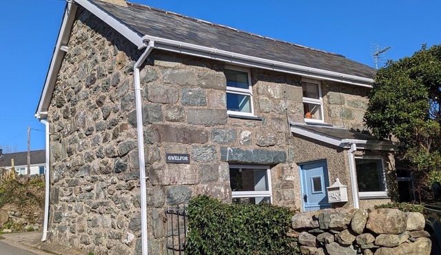 Cosy, coastal cottage in the heart of Snowdonia