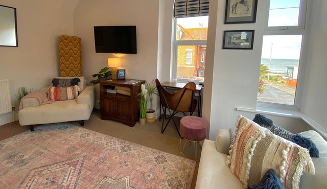 Cosy Coastal Getaway with Sea Views