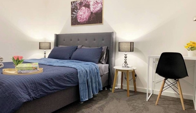 Cosy & comfortable 2 BDRM budget unit. Unlimited Wifi, free parking & air-con. Near shops & bus stop