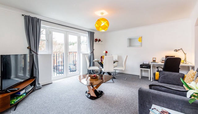 Cosy, comfortable apartment. 10mins to lakeside and 5 mins walk to train station