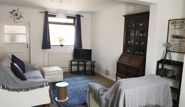 Cosy & Comfortable Entire Holiday Home, Llanelli. Fully equipped. Dog friendly