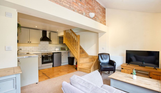 Cosy Contained Riverside 1bed - 2 Floors - Parking