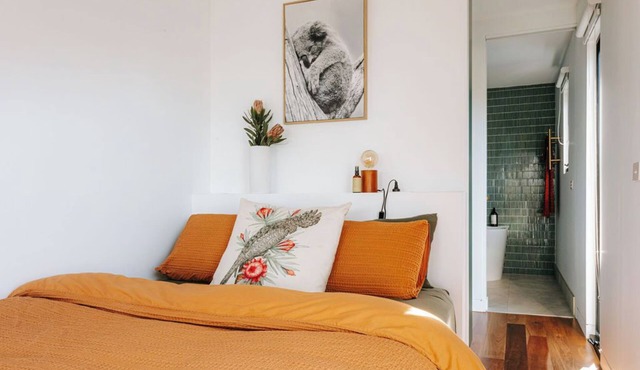 Cosy container house walking distance to town.