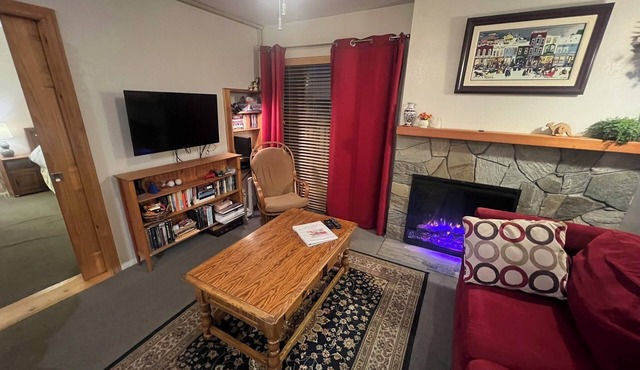 Cosy, Convenient Condo available for short and longer term rental