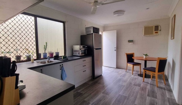 Cosy & Convenient: pools, shops, uni, hospital