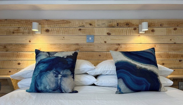 Cosy Cornish lodge 10 minute walk from the beach