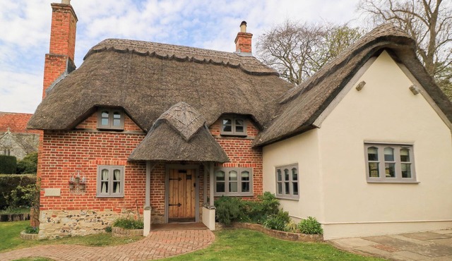 COSY COT, pet friendly, character holiday cottage in Salisbury