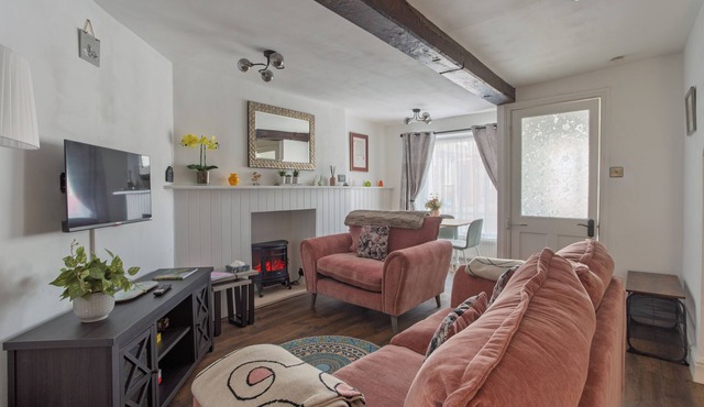 Cosy Cotswold cottage a short walk from cafes, shops, pubs and restaurants
