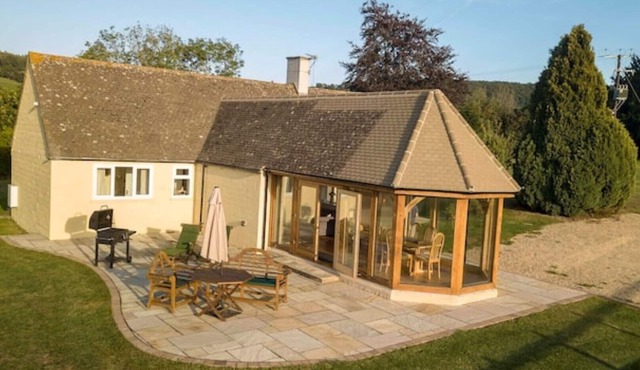 Cosy Cotswolds Bungalow Garden Room and Patio