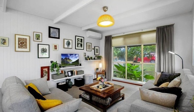 Cosy Cottage 2BR Apartment with Private Outdoor Areas