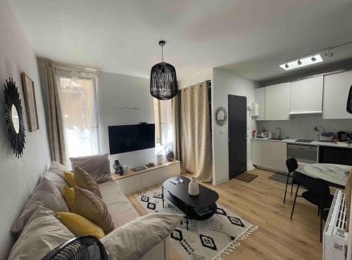 Cosy cottage by Alice Bord 2 mer