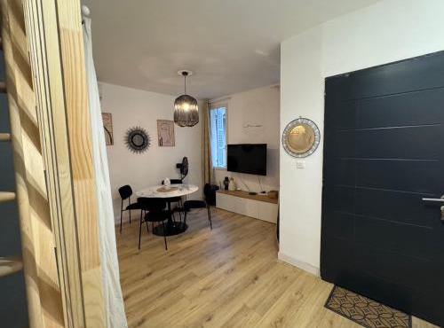 Cosy cottage by Alice Mer Sable Doré Parking