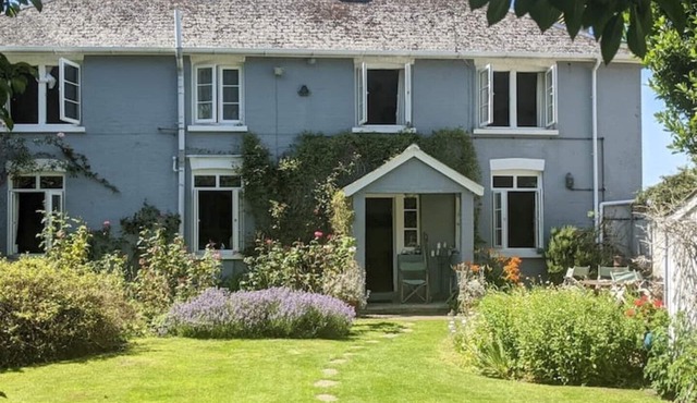 Cosy Cottage by the Sea (1x BIG Master Double Bedroom)