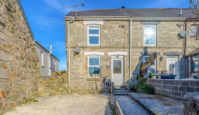 Cosy cottage, conveniently located in the heart of Cornwall, perfect family base