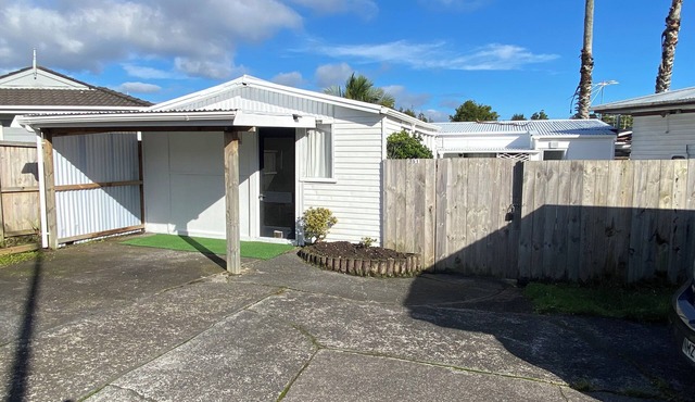 Cosy Cottage.Economical.Kitchenette. Yard &Rumpus Room for hire for extra space