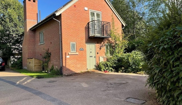 Cosy cottage for family fun with log-burner, spa, private parking, EV & pools