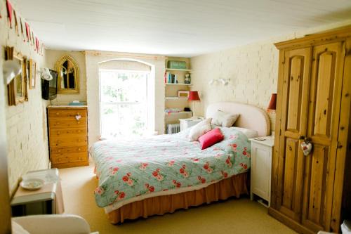 Cosy Cottage ground floor bedroom ensuite with private entrance