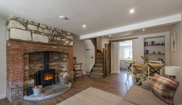 Cosy cottage in a pretty village with a pub at the end of the garden!