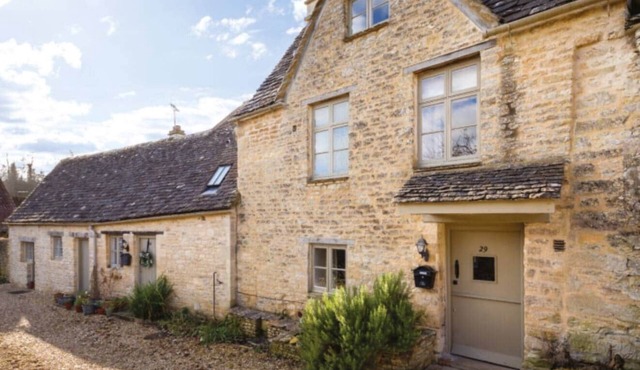 Cosy cottage in Bibury & parking