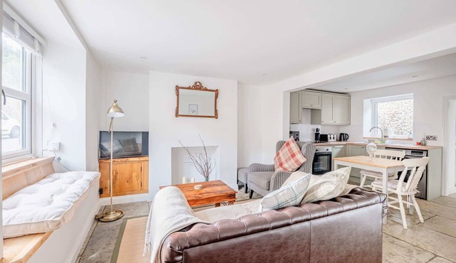 Cosy Cottage in Crewkerne, Free on Street Parking