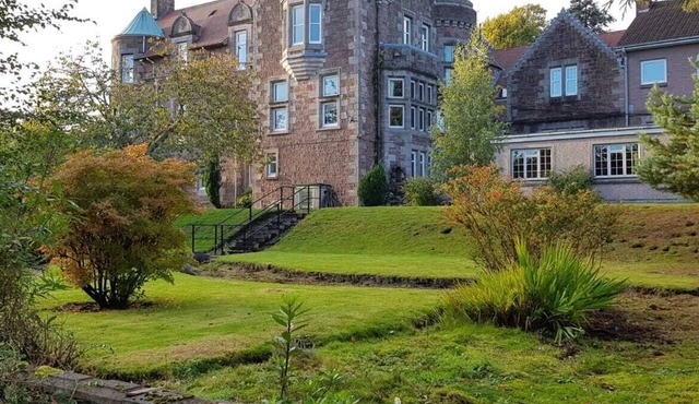 Cosy Cottage In grounds of Old Monastery - easy access Loch Lomond and Glasgow