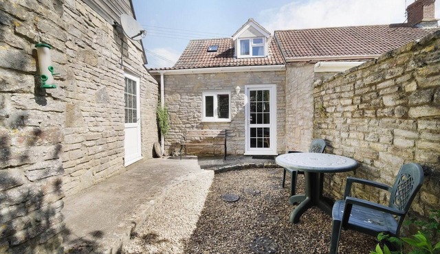 Cosy Cottage in Idyllic Village, Private Parking