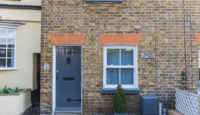 Cosy cottage in Temple Ewell, walk to the local pub and Kearsney Abbey