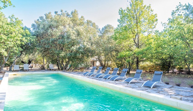 Cosy cottage near Roussillion, air-conditioned, 14m heated pool, large grounds.