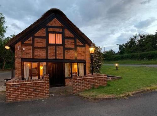 Cosy Cottage next to Farmers Arms Country pub.