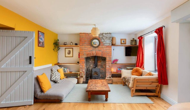 Cosy Cottage nr The Cotswolds, Private Parking