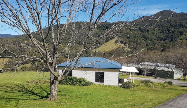 Cosy Cottage on Rainforest acreage with Waterfall