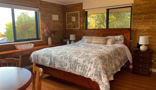 Cosy cottage on rural property 10 minutes from Kyneton's restaurants.