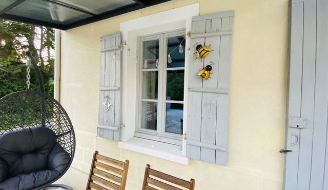 Cosy cottage overlooking garden and woodland, within 10 mins walk of town centre