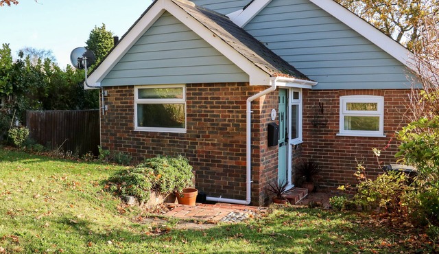 COSY COTTAGE, pet friendly, with a garden in Bexhill-On-Sea