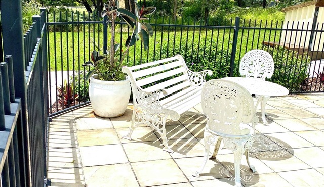 Cosy Cottage, peaceful acreage, pool and gardens