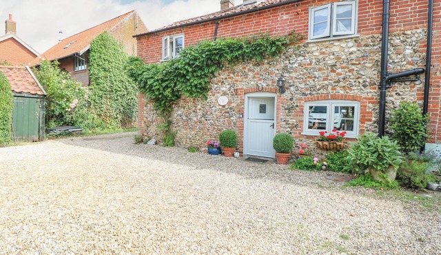 COSY COTTAGE, pet friendly, character holiday cottage in Bawdeswell