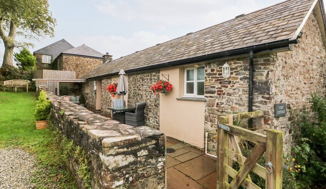 COSY COTTAGE, pet friendly, character holiday cottage in Lifton