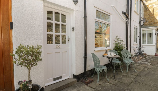 COSY COTTAGE, pet friendly, character holiday cottage in Swainby