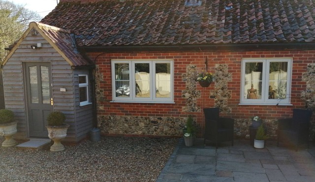 COSY COTTAGE, romantic, with open fire in North Elmham