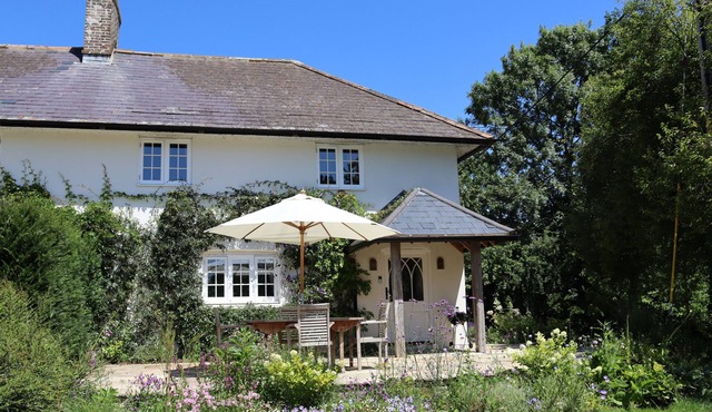 Cosy Cottage - sleeps 4 guests in 2 bedrooms