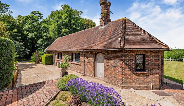 Cosy Cottage, Sleeps Max 6. Stunning Views, Indoor Pool. Perfect for Families