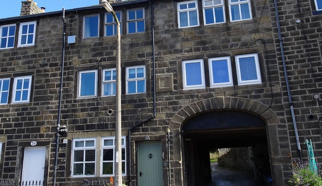 Cosy cottage surrounded by gorgeous green rolling hills