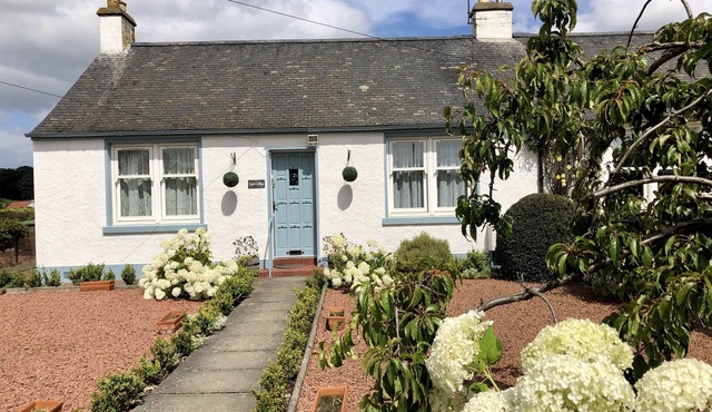 Cosy cottage with stunning farmland views in picturesque village of East Linton