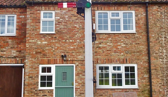 *COSY COTTAGE, with shared, seasonal pool, 4 mile walk along the river to York