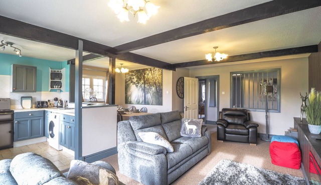 Cosy Cottage With Hot Tub, Dog Friendly. Near Dog Friendly Beaches! Seasonal Heated Outdoor Pool.